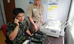 Photo d'archives prise le 10 août 2005 montrant le lieutenant sud-coréen Choi Don-Rim (G) communiquant avec un officier nord-coréen durant un appel téléphonique depuis un bureau militaire près de la Zone démilitarisée séparant les deux Corées