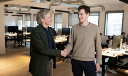 Le PDG de l'AFP Fabrice Fries (gauche) et le fondateur de Mistral au siège de la start-up à Paris le 15 janvier 2025 