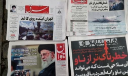 Les unes de quotidiens iraniens dans un kiosque de Téhéran, le 18 février 2026