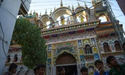 Des enfants réunis le 24 mai 2018 à l'extérieur d'un temple hindou à Mithi, au Pakistan