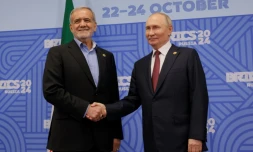 Le président russe Vladimir Poutine (d) et son homologue iranien Massoud Pezeshkian, lors d'une rencontre en marge du sommet des Brics, le 23 octobre 2024 à Kazan