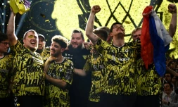 L'équipe française "Vitality" célèbre sa victoire après avoir remporté la finale de "Counter Strike: Global Offensive" (CS:Go), l’une des plus prestigieuses compétitions e-sport dans le jeu vidéo, le 21 mai 2023 à l’Accor Arena de Paris-Bercy