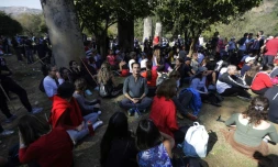 Des Libanais font une pause près du pont romain lors d'une marche de 20 km dans la vallée de Bisri, au sud-ouest de Beyrouth, le 22 novembre 2019, pour protester contre la construction d'un barrage dans la région