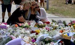 Des personnes se rassemblent le 15 décembre 2025 devant le Bondi Pavillion, en mémoire des victimes de la fusillade de la plage de Bondi, à Sydney