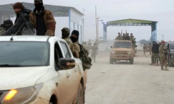 Des militaires syriens s'apprêtent à entrer dans la ville de Deir Hafer, à l'est d'Alep, le 17 janvier 2026