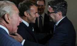 Le roi Charles III (G) assiste à la rencontre entre le président français Emmanuel Macron (C) et le Premier ministre britannique Andy Burnham (D) au British Museum à Londres le 2 septembre 2026