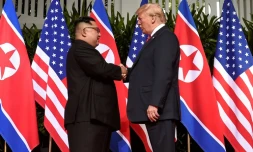 Le leader nord-coréen Kim Jong Un (g) serre la main au président américain Donald Trump (d) avant le début du sommet historique à l'hôtel Capella, le 12 juin 2018 à Singapour