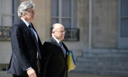 Stéphane Le Foll et Bernard Cazeneuve à la sortie du conseil des ministres le 4 mai 2016 à Paris