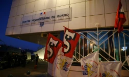 Des drapeaux d'organisations syndicales accrochés devant le pénitencier de Borgo, en Corse, le 19 janvier 2018