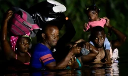 Migrants haïtiens traversant le Rio Grande depuis Ciudad Acuna au Mexique, le 23 septembre 2021