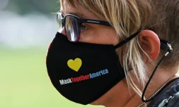 Une femme porte un masque lors d'un événement en l'honneur des morts du Covid à Washington le 7 août 2021