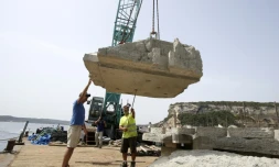 Préparatifs pour l'immersion d'un coffre flottant destiné au mouillage des grands yachts dans la baie de Sant'Amanza, près de Bonifacio, le 11 août 2021 en Corse