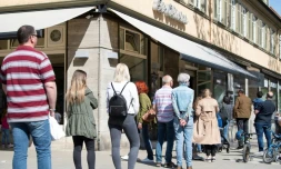 File d'attente devant un marchand de glaces tout juste rouvert, à Ludwigsburg, dans le sud de l'Allemagne, le 20