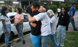 L'ancienne prisonniÚre politique Angela Vasquez embrasse son frÚre aprÚs sa libération de la prison de Rodeo I à Guatire, au Venezuela, le 14 août 2026