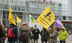 Rassemblement des membres de Confederation Paysanne devant le palais de justice pour soutenir deux collègues syndicalistes qui ont participé à une action contre l'accord de libre-échange Mercosur de l'Union Européenne en décembre 2024, à Paris, le 4 février 2025