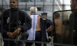 Pierre Plissonnier, responsable de l'activité long courrier à Air France et Xavier Broseta, directeur des ressources humaines, évacués par les forces de l'ordre après avoir été molestés le 5 octobre 2015 à Roissy-en-France