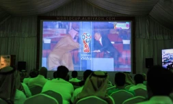 Les Saoudiens assistent, depuis Riyad, à la poignée de mains entre le prince héritier Mohammed ben Salmane et le président Vladimir Poutine à l'ouverture du Mondial à Moscou, le 14 juin 2018