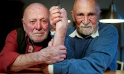 Simon Gronowski (d), survivant de la Shoah, pianiste et avocat à la retraite, et Koenraad Tinel (g), sculpteur, dessinateur qui se dit "gosse de nazi", lors d'une interview avec l'AFP, le 24 février 2020 à Vollezele, en Belgique 