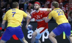 Le Danois Mikkel Hansen (c) face aux Suédois lors du Mondial de hand, le 16 janvier 2017 à Bercy 