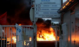 Des salariés de l'équipementier automobile GM&S, menacé de liquidation, font brûler des pneus et des palettes dans leur usine à La Souterraine, le 8 juin 2017