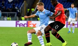 L'attaquant de la Lazio Ciro Immobile (g) à la lutte avec le défenseur de Rennes Joris Gnagnon en Ligue Europa, le 3 octobre 2019 à Rome 