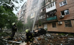 Des pompiers éteignent un incendie à Kharkiv, le 7 juin 2025