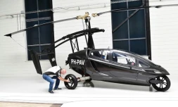 Le chef du marketing Markus Hess du groupe néerlandais PAL-V, devant un prototype de la société le 30 mai 2017 à Raamsdonksveer