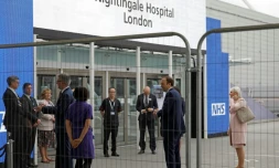 Le ministre britannique de la Santé Matt Hancock (2e en partant de la droite) à l'ouverture de 
l'hôpital de Nightingale, installé sur le site d'un centre de conférences à Londres le 3 avril 2020.