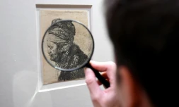 Un visiteur examine une gravure de Rembrandt au couvent Sainte-Cécile, domicile des éditions Glénat, à Grenoble, le 19 octobre 2017