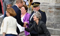 Theresa May salue d'une révérence le prince William aux cérémonies du 100e anniversaire de la bataille d'Amiens le 8 août 2018