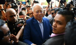 L'ex-Premier ministre malaisien, Najib Razak (c) se rend au bureau de la Commission anti-corruption, le 22 mai 2018 à Putrajaya