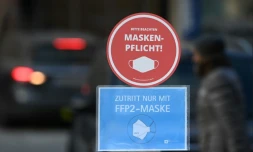 Des messages rappelant le port obligatoire de masques de protection FFP2 dans un magasin de Eggenfelden, dans le sud de l'Allemagne, le 24 novembre 2021.