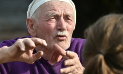 Evgueni Markevich, 78 ans, dans sa cour à Tchernobyl le 8 avril 2016. L'ancien professeur fait partie des 158 personnes qui vivent toujours dans la zone d'exclusion autour de la centrale nucléaire ukrainienne dont le réacteur a explosé le 26 avril 1986