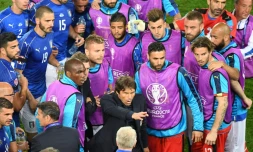 Le sélectionneur italien Antonio Conte donne ses directives avant la prolongation, en quart de finale de l'Euro contre l'Allemagne, le 2 juillet 2016 à Bordeaux