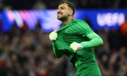 Le gardien du Paris SG Gianluigi Donnarumma après la qualification de son équipe sur le terrain d'Aston Villa le 15 avril 2025.