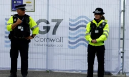 Des policiers devant le centre de presse mis en place Ă Falmouth dans les Cornouailles pour le G7, le 10 juin 2021