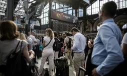 Des passagers à la gare de Lyon à Paris, le 8 juillet 2016