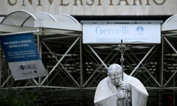 Une statue du pape Jean-Paul II devant l'hôpital Gemelli où le pape François est hospitalisé pour une bronchite, le 17 février 2025 à Rome  