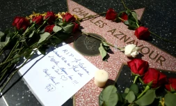 Des fleurs ornent l'étoile de Charles Aznavour sur le célèbre "Walk of Fame" de Los Angeles, le 1er octobre 2018