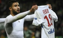 Le capitaine lyonnais Nabil Fekir exhibe son maillot devant les supporters stéphanois après son doublé contre Saint-Etienne à Geoffroy-Guichard, le 5 novembre 2017
