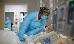 Une soignante avec un patient atteint du Covid-19, le 04 décembre 2020, à l'hÎpital United Memorial Medical Center à Houston, au Texas