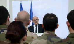 Photo fournie par le service de communication de l'Armée du ministre de la Défense français, Jean-Yves Le Drian, le 12 avril 2016