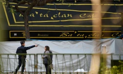 Un policier redirige une femme devant le Bataclan, le 15 novembre 2015 à Paris