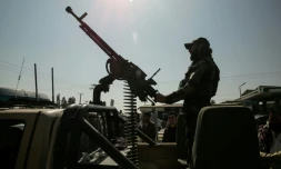 Un combattant taliban aux commandes d'une mitrailleuse à bord d'un pickup à Jalalabad, en Afghanistan, le 28 février 2026