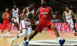 Frank Ntilikina (g) avec Strasbourg contre Chalon-sur-Saône, loes du match 4 de la finale de Pro A, le 19 juin 2017 à Strasbourg