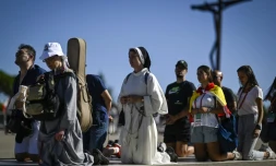 Des pélerins agenouillés au sanctuaire de Fatima, au Portugal, le 4 août 2023, à la veille d'un déplacement du pape François