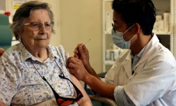 Une personne agée recoit sa troisième dose de vaccin Pfizer-BioNtech à Paris le 13 septembre 2021