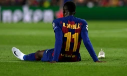 L'attaquant français du FC Barcelone Ousmane Dembélé, blessé lors du match de Ligue des champions contre le Borussia Dortmund, le 27 novembre 2019 au Camp Nou