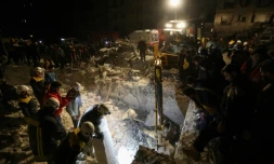 Des secours à la recherche de victimes après l'explosion dans un QG de combattants jihadistes asiatiques dans la ville syrienne d'Idleb, le 7 janvier 2018