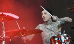 Le batteur Travis Barker de Blink-182 en action au festival de musique de la vallée de Coachella en Californie le 14 avril 2023
